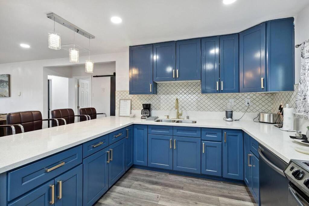 Modern City Ranch 3 Bdrm Family Home Access By Dirt Road 펌데일 외부 사진