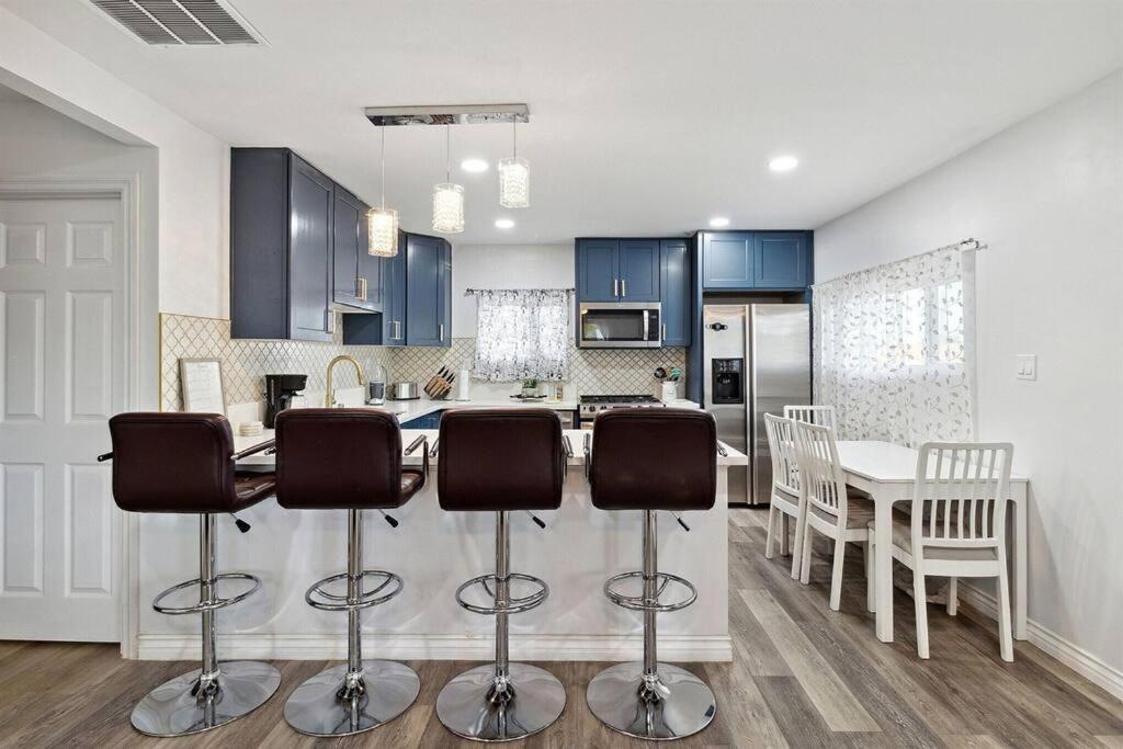 Modern City Ranch 3 Bdrm Family Home Access By Dirt Road 펌데일 외부 사진