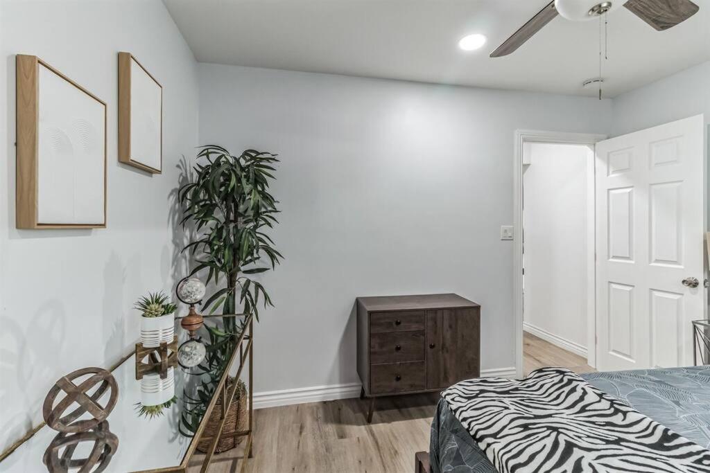 Modern City Ranch 3 Bdrm Family Home Access By Dirt Road 펌데일 외부 사진