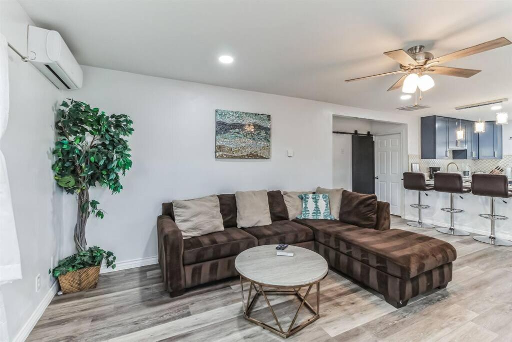 Modern City Ranch 3 Bdrm Family Home Access By Dirt Road 펌데일 외부 사진