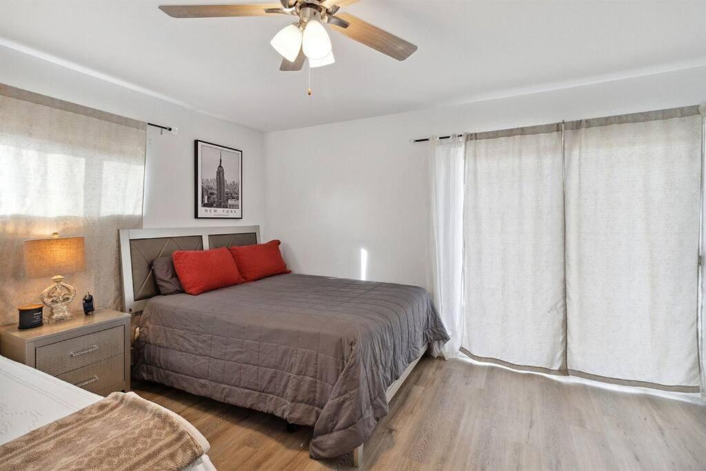 Modern City Ranch 3 Bdrm Family Home Access By Dirt Road 펌데일 외부 사진