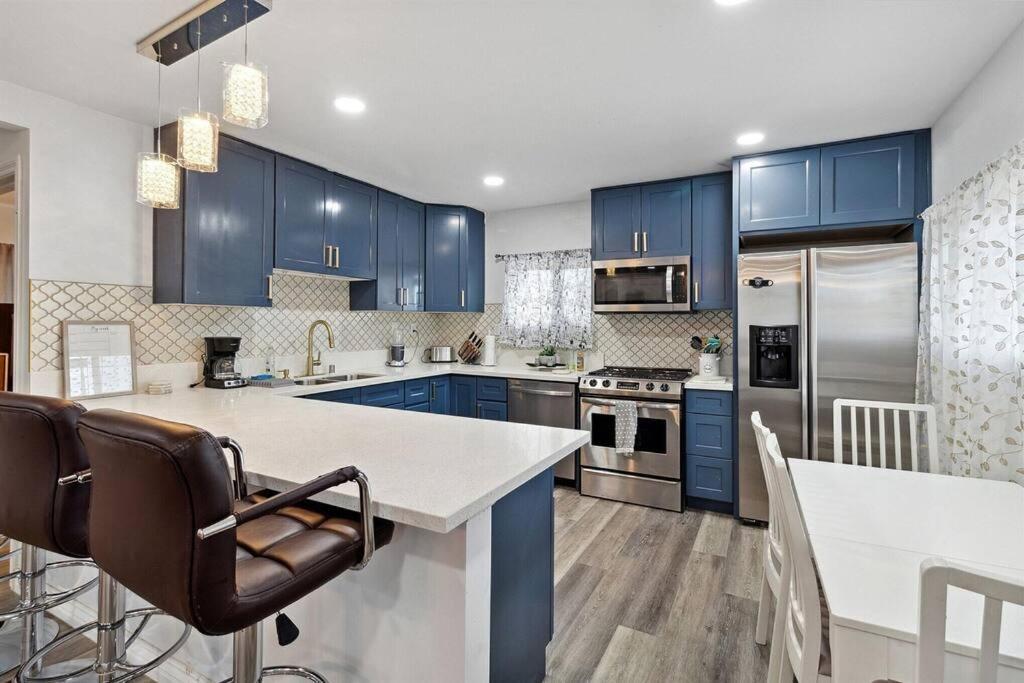 Modern City Ranch 3 Bdrm Family Home Access By Dirt Road 펌데일 외부 사진